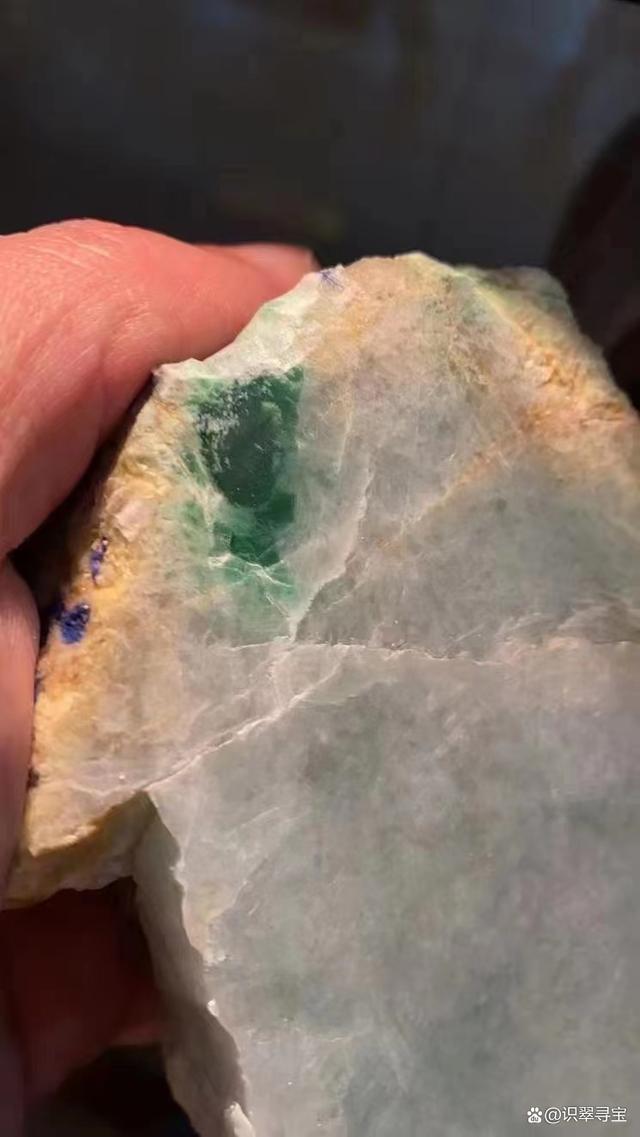 翡翠原石表皮,表面带油性的翡翠原石-第1张图片-翡翠网 翡翠原石表皮,表面带油性的翡翠原石-第1张图片-翡翠网