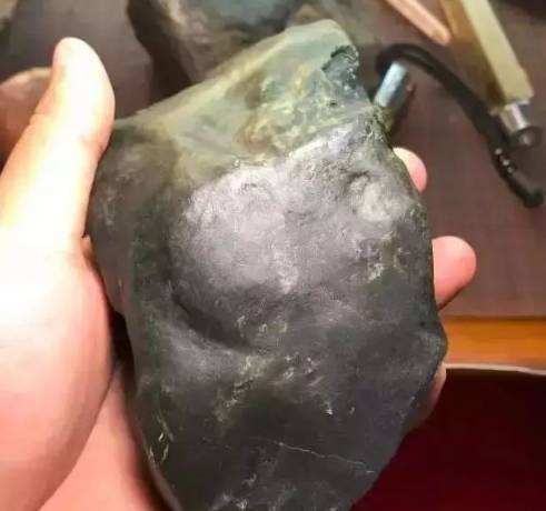 翡翠原石表皮,表面带油性的翡翠原石-第2张图片-翡翠网 翡翠原石表皮,表面带油性的翡翠原石-第2张图片-翡翠网