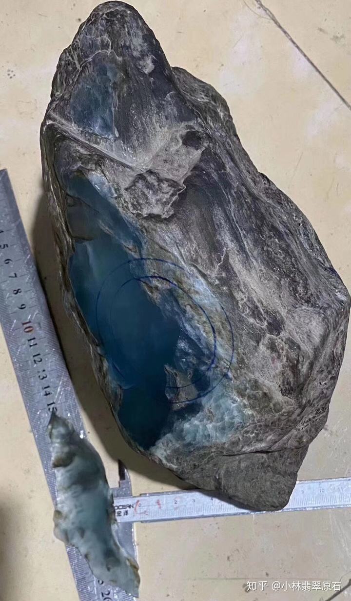 晴水翡翠原石打灯图片真实,晴水翡翠原石打灯图片-第1张图片-翡翠网