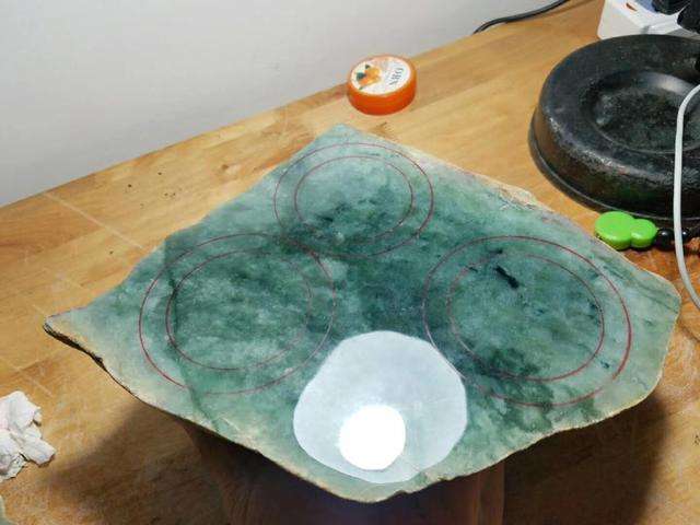 翡翠原石如何切割翡翠原石怎么切割图解-第1张图片-翡翠网 翡翠原石如何切割翡翠原石怎么切割图解-第1张图片-翡翠网