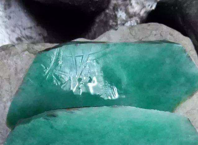 翡翠原石如何切割翡翠原石怎么切割图解-第2张图片-翡翠网 翡翠原石如何切割翡翠原石怎么切割图解-第2张图片-翡翠网