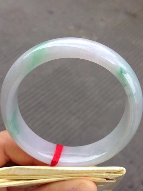 什么是冰翠手镯冰春翡翠手镯尺寸-第1张图片-翡翠网 什么是冰翠手镯冰春翡翠手镯尺寸-第1张图片-翡翠网