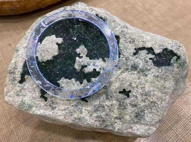 沙冰翡翠原石价格表沙冰翡翠原石价格-第2张图片-翡翠网 沙冰翡翠原石价格表沙冰翡翠原石价格-第2张图片-翡翠网