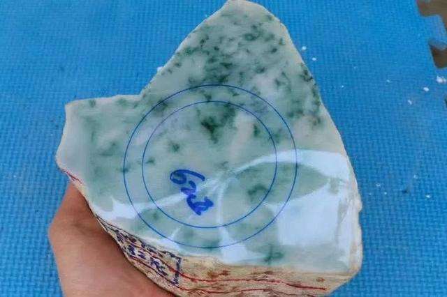 小块翡翠原石,小块翡翠原石怎么去皮-第1张图片-翡翠网 小块翡翠原石,小块翡翠原石怎么去皮-第1张图片-翡翠网