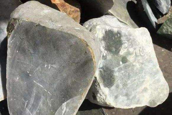 翡翠原石长的什么样子翡翠原石长的什么样-第1张图片-翡翠网 翡翠原石长的什么样子翡翠原石长的什么样-第1张图片-翡翠网