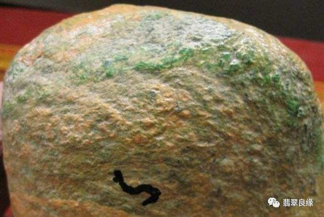 翡翠原石长的什么样子翡翠原石长的什么样-第2张图片-翡翠网 翡翠原石长的什么样子翡翠原石长的什么样-第2张图片-翡翠网