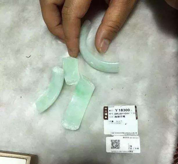 翡翠手镯摔碎6万元翡翠手镯碎状告商场-第2张图片-翡翠网 翡翠手镯摔碎6万元翡翠手镯碎状告商场-第2张图片-翡翠网
