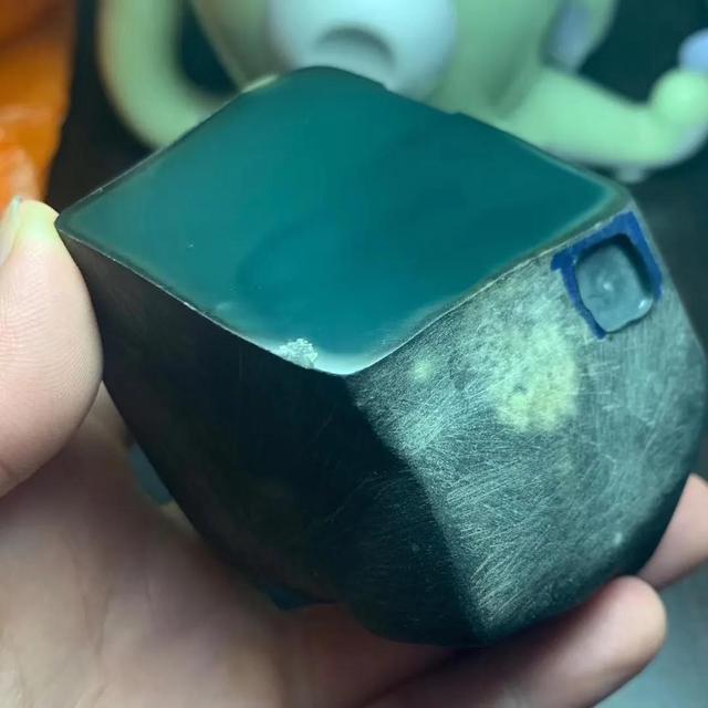 莫湾基翡翠原石荧光,莫湾基铁锈皮翡翠原石-第2张图片-翡翠网 莫湾基翡翠原石荧光,莫湾基铁锈皮翡翠原石-第2张图片-翡翠网