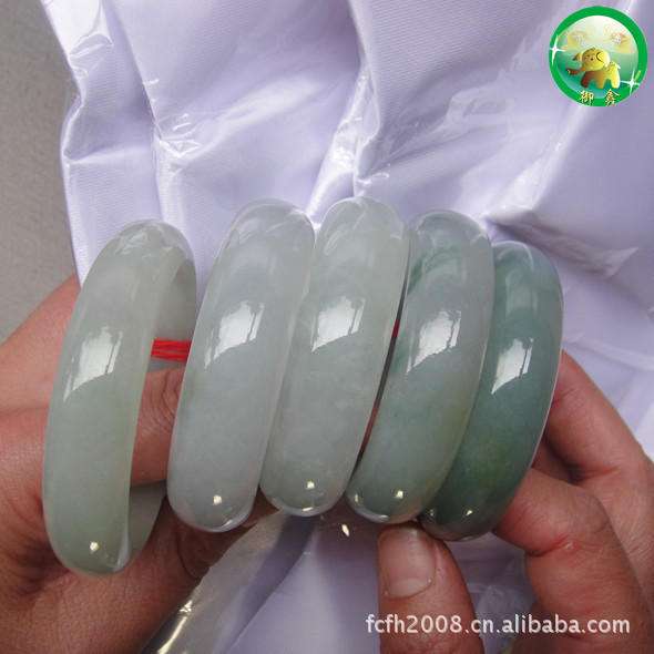 腾冲翡翠镯子是真的吗腾冲翡翠手镯价格-第2张图片-翡翠网 腾冲翡翠镯子是真的吗腾冲翡翠手镯价格-第2张图片-翡翠网