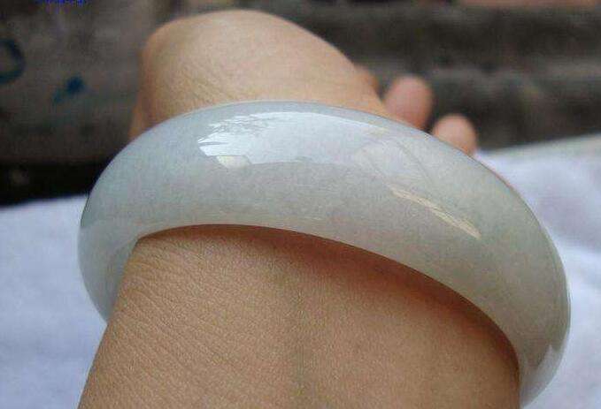 翡翠手镯晶体粗可以戴细吗,翡翠晶体粗好不好-第1张图片-翡翠网 翡翠手镯晶体粗可以戴细吗,翡翠晶体粗好不好-第1张图片-翡翠网