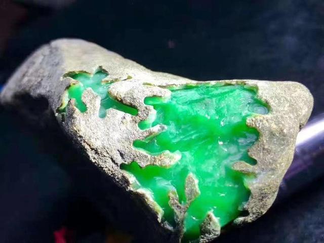 怎么辨别翡翠原石的真假怎样鉴别翡翠原石真伪-第1张图片-翡翠网 怎么辨别翡翠原石的真假怎样鉴别翡翠原石真伪-第1张图片-翡翠网