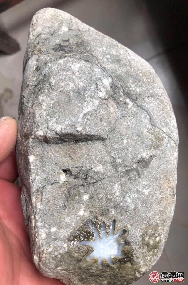 怎么辨别翡翠原石的真假怎样鉴别翡翠原石真伪-第2张图片-翡翠网 怎么辨别翡翠原石的真假怎样鉴别翡翠原石真伪-第2张图片-翡翠网