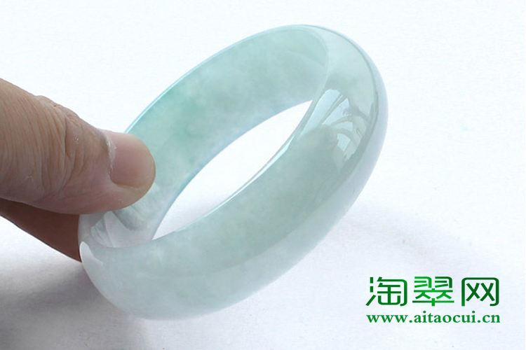 翡翠手镯有什么含义,翡翠手鐲的商品知识和寓意-第1张图片-翡翠网 翡翠手镯有什么含义,翡翠手鐲的商品知识和寓意-第1张图片-翡翠网