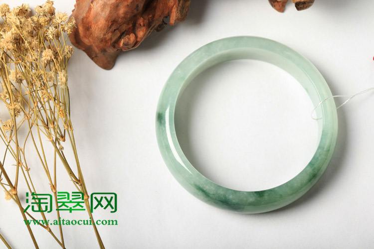 翡翠手镯有什么含义,翡翠手鐲的商品知识和寓意-第2张图片-翡翠网 翡翠手镯有什么含义,翡翠手鐲的商品知识和寓意-第2张图片-翡翠网