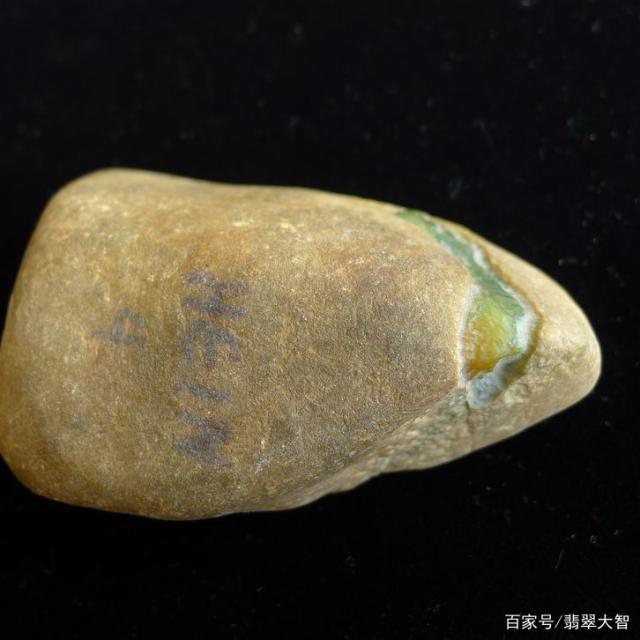 翡翠原石的蜡皮是怎么形成的翡翠原石什么样的皮出什么料-第1张图片-翡翠网 翡翠原石的蜡皮是怎么形成的翡翠原石什么样的皮出什么料-第1张图片-翡翠网