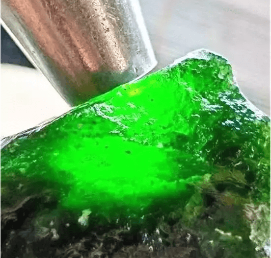 帝王绿翡翠原石图片,帝王绿翡翠原石照片-第2张图片-翡翠网 帝王绿翡翠原石图片,帝王绿翡翠原石照片-第2张图片-翡翠网