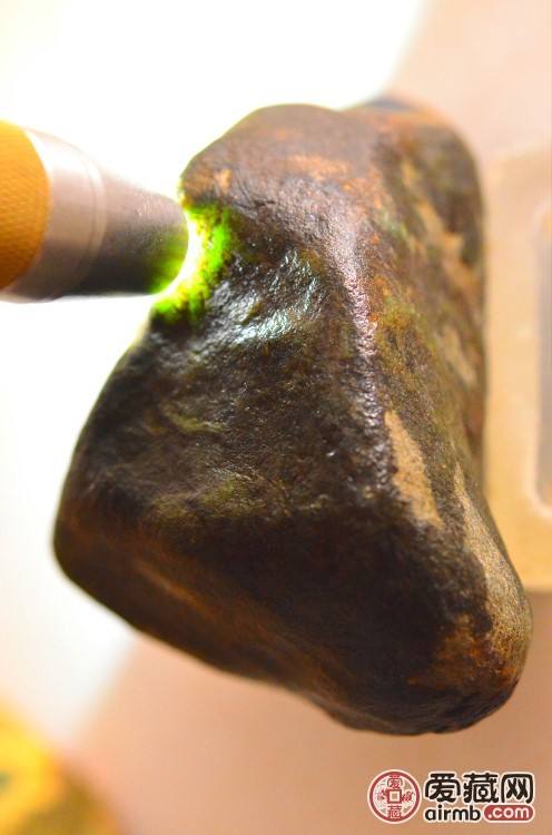 翡翠原石好的皮壳什么皮壳的翡翠原石出好货-第1张图片-翡翠网