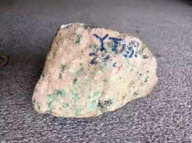 翡翠松花色料原石图片翡翠白色松花原石-第1张图片-翡翠网 翡翠松花色料原石图片翡翠白色松花原石-第1张图片-翡翠网