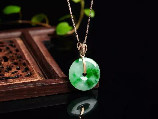 翡翠内行的基础知识是什么翡翠内行的基础知识-第2张图片-翡翠网 翡翠内行的基础知识是什么翡翠内行的基础知识-第2张图片-翡翠网