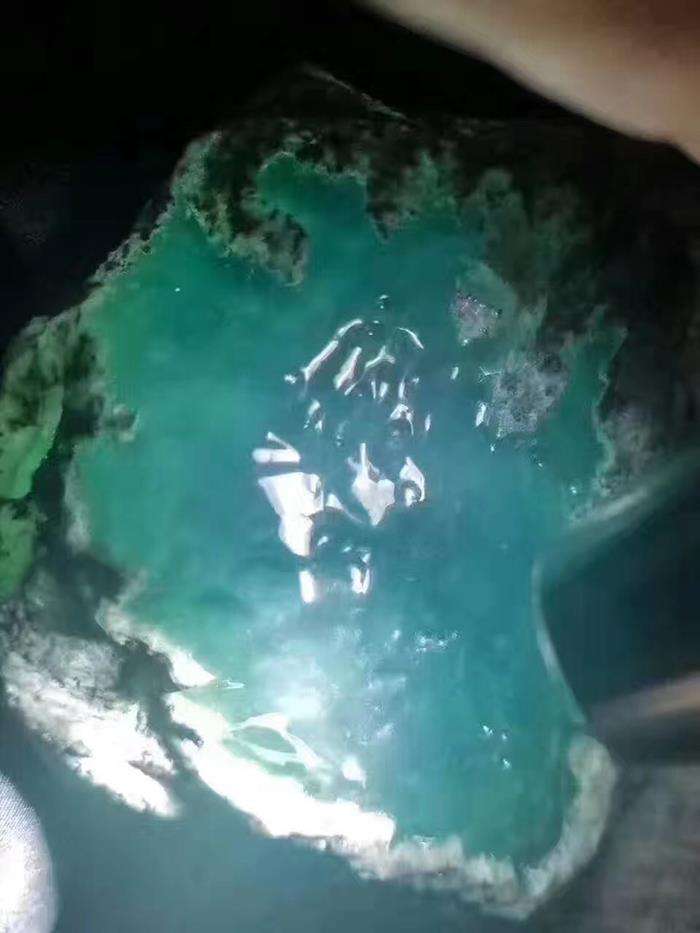 瑞丽夜市有缅甸人卖翡翠原石瑞丽市缅甸翡翠原石-第1张图片-翡翠网 瑞丽夜市有缅甸人卖翡翠原石瑞丽市缅甸翡翠原石-第1张图片-翡翠网