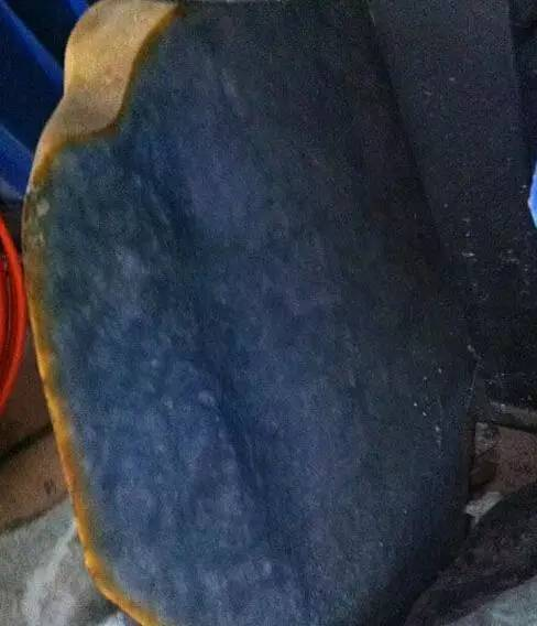 翡翠原石一条深色的线,翡翠有根线是怎样的-第1张图片-翡翠网 翡翠原石一条深色的线,翡翠有根线是怎样的-第1张图片-翡翠网