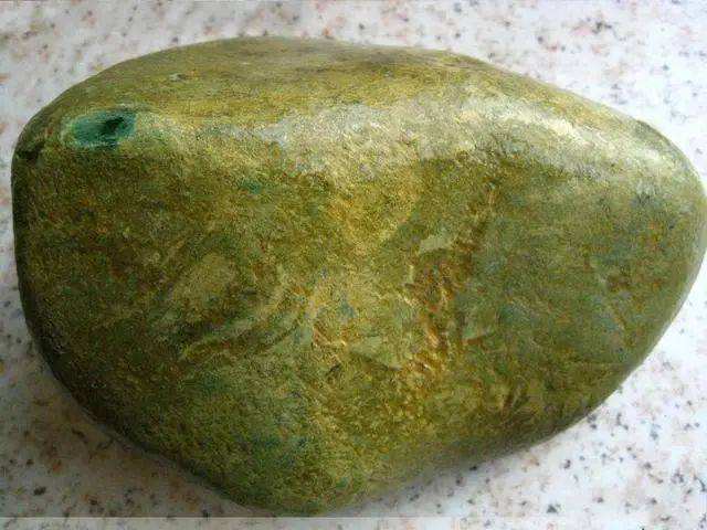 翡翠原石皮翡翠原石树皮