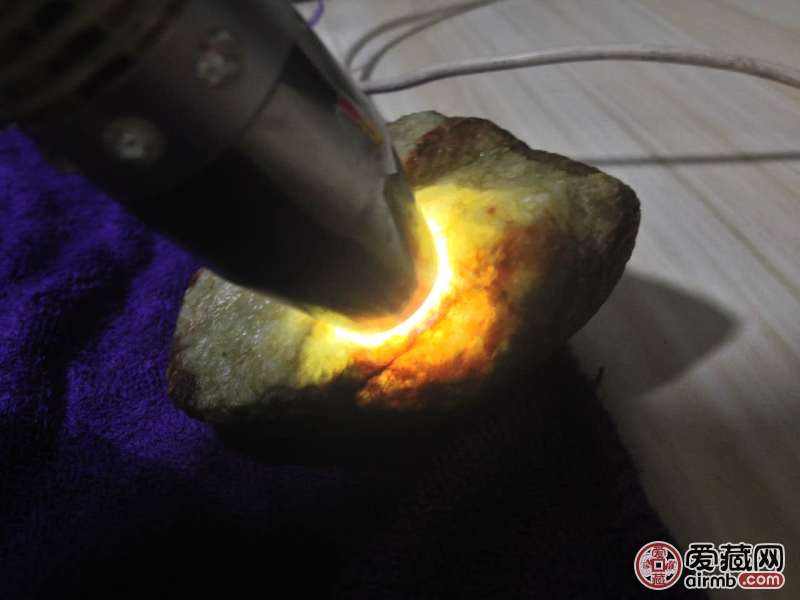 冰晴底翡翠原石价格,冰晴底翡翠多少钱-第1张图片-翡翠网 冰晴底翡翠原石价格,冰晴底翡翠多少钱-第1张图片-翡翠网