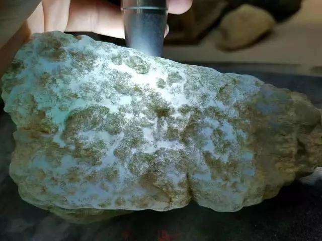 翡翠原石自己怎么开窗从哪可以弄到原石开翡翠-第2张图片-翡翠网 翡翠原石自己怎么开窗从哪可以弄到原石开翡翠-第2张图片-翡翠网