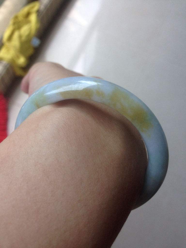 白底飘黄翡手镯好不好,老坑白色漂黄翡翠手镯-第1张图片-翡翠网 白底飘黄翡手镯好不好,老坑白色漂黄翡翠手镯-第1张图片-翡翠网