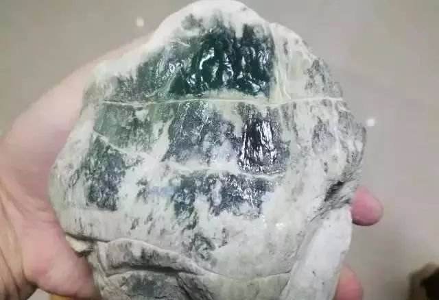 翡翠原石的鉴定方法,翡翠原石的鉴别方法图解-第1张图片-翡翠网 翡翠原石的鉴定方法,翡翠原石的鉴别方法图解-第1张图片-翡翠网