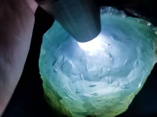 翡翠原石的鉴定方法,翡翠原石的鉴别方法图解-第2张图片-翡翠网 翡翠原石的鉴定方法,翡翠原石的鉴别方法图解-第2张图片-翡翠网