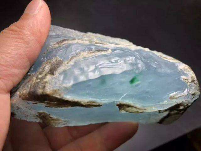 翡翠原石起皮图片,翡翠原石去皮后图片-第1张图片-翡翠网 翡翠原石起皮图片,翡翠原石去皮后图片-第1张图片-翡翠网