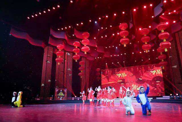 首届现场直播春晚是哪一年,首届现场直播春晚-第1张图片-翡翠网 首届现场直播春晚是哪一年,首届现场直播春晚-第1张图片-翡翠网