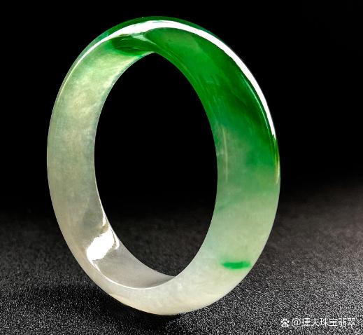 想了解一下翡翠手镯的知识什么样的翡翠手镯-第1张图片-翡翠网 想了解一下翡翠手镯的知识什么样的翡翠手镯-第1张图片-翡翠网