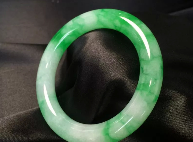 想了解一下翡翠手镯的知识什么样的翡翠手镯-第2张图片-翡翠网 想了解一下翡翠手镯的知识什么样的翡翠手镯-第2张图片-翡翠网