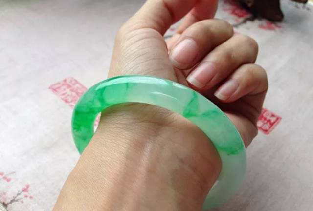 翡翠手镯要用水泡吗翡翠手镯可泡水里吗-第1张图片-翡翠网 翡翠手镯要用水泡吗翡翠手镯可泡水里吗-第1张图片-翡翠网