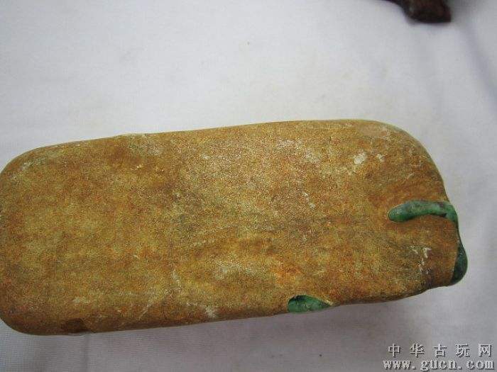 黄沙皮翡翠原石开满绿,翡翠原石开出油青和黄-第1张图片-翡翠网 黄沙皮翡翠原石开满绿,翡翠原石开出油青和黄-第1张图片-翡翠网