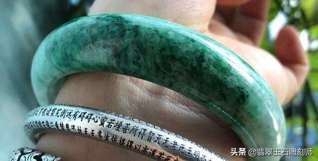 翡翠手镯什么样的是真的买翡翠手镯的是真的吗-第2张图片-翡翠网
