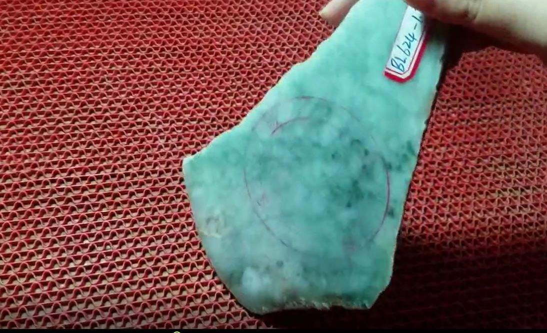 翡翠原石去皮怎么知道到肉了,翡翠原石磨到肉能看出来吗-第2张图片-翡翠网 翡翠原石去皮怎么知道到肉了,翡翠原石磨到肉能看出来吗-第2张图片-翡翠网