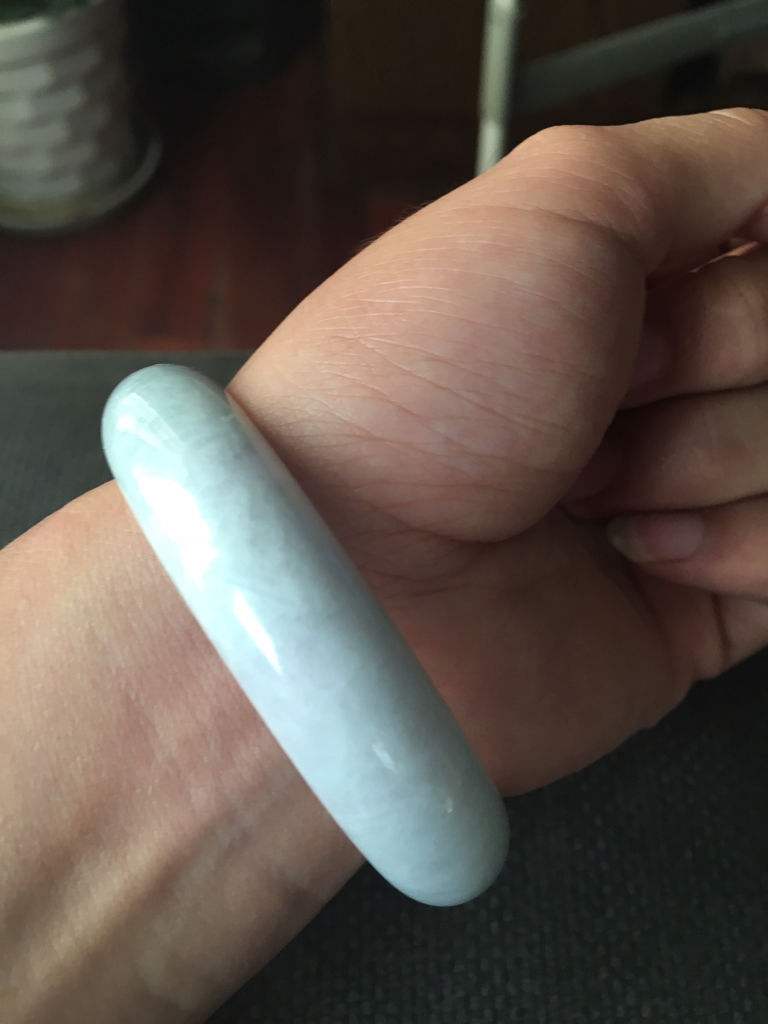 翡翠手镯有银色的是什么银手镯什么颜色是正常的-第1张图片-翡翠网 翡翠手镯有银色的是什么银手镯什么颜色是正常的-第1张图片-翡翠网