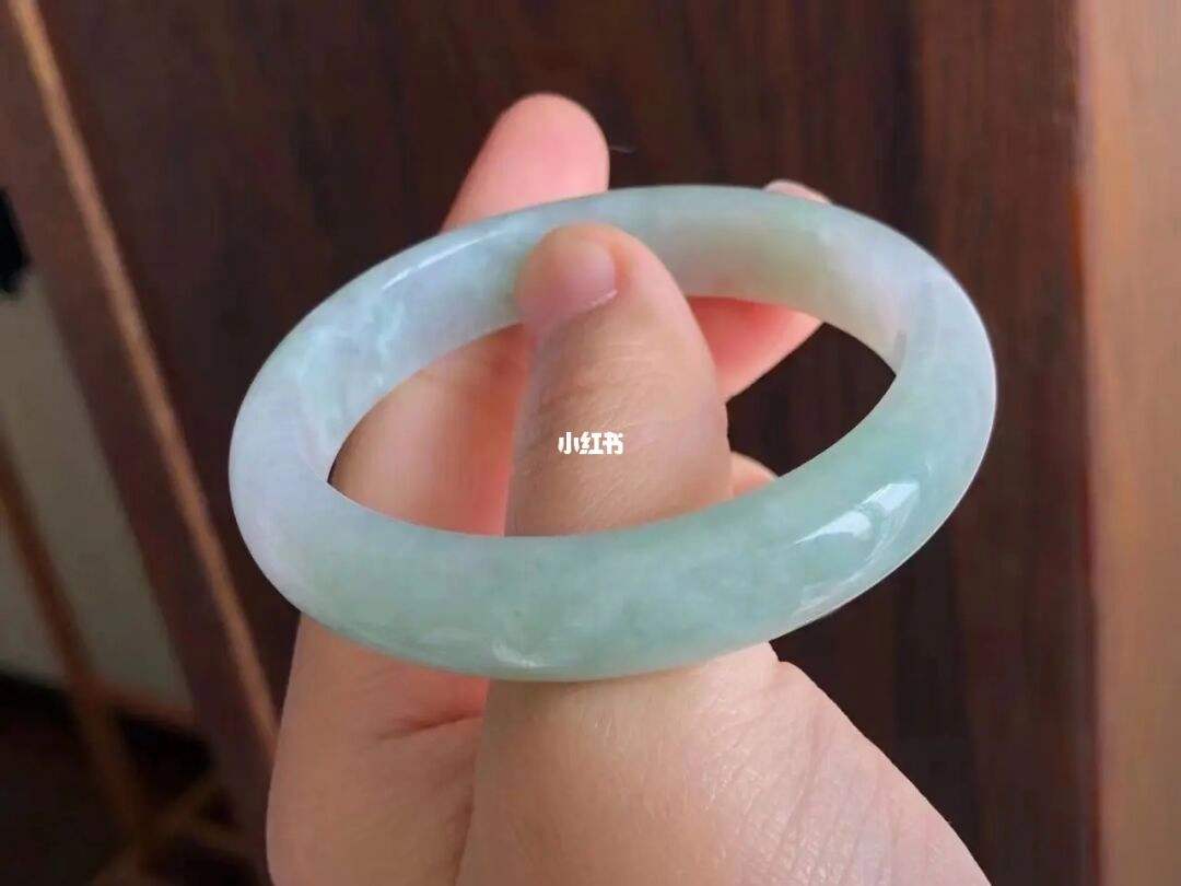 浅果绿翡翠手镯值钱吗果绿翡翠镯子-第1张图片-翡翠网