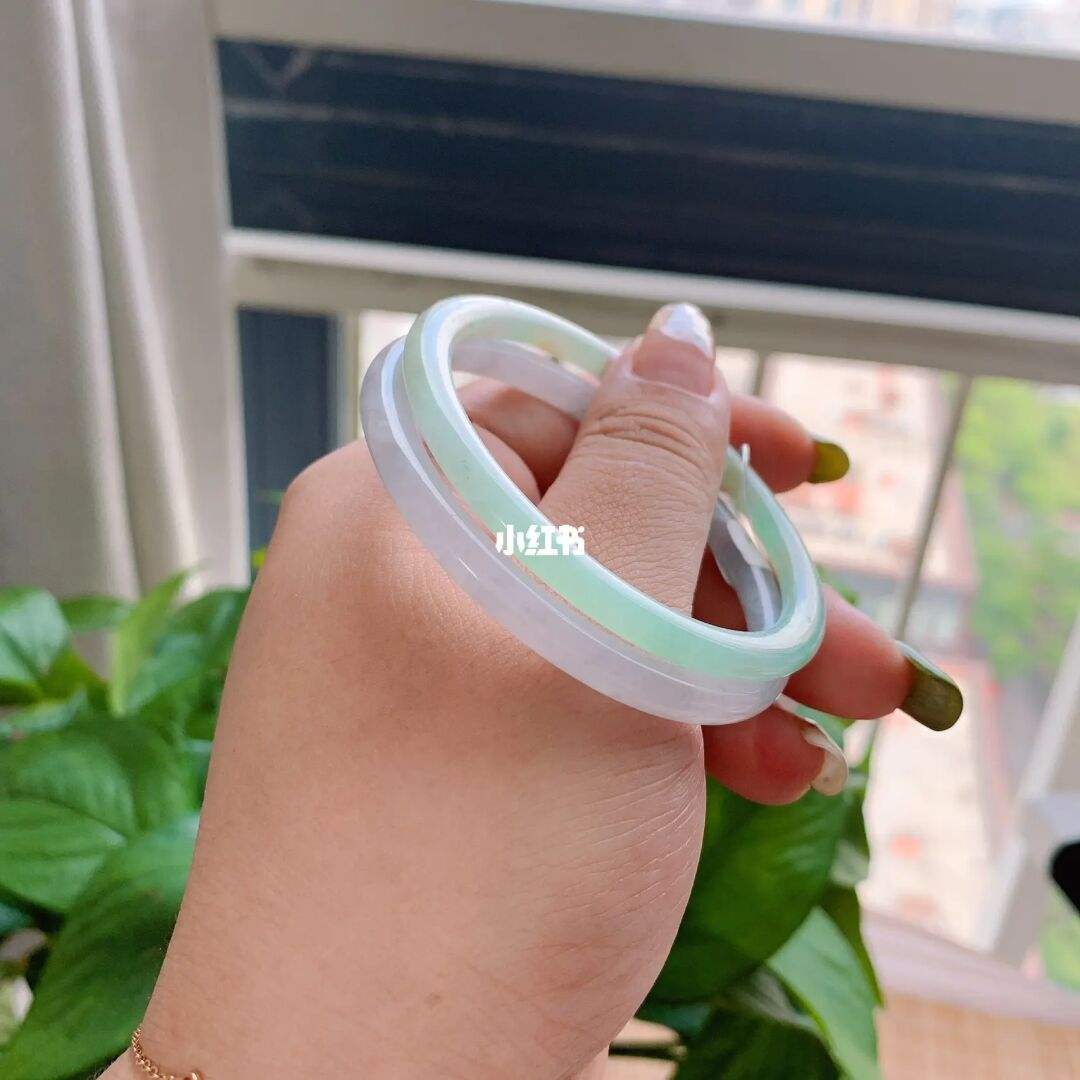浅果绿翡翠手镯值钱吗果绿翡翠镯子-第2张图片-翡翠网