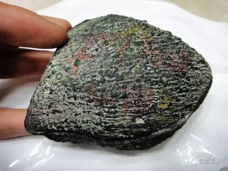 50万的翡翠原石50万的翡翠原石值钱吗-第1张图片-翡翠网 50万的翡翠原石50万的翡翠原石值钱吗-第1张图片-翡翠网