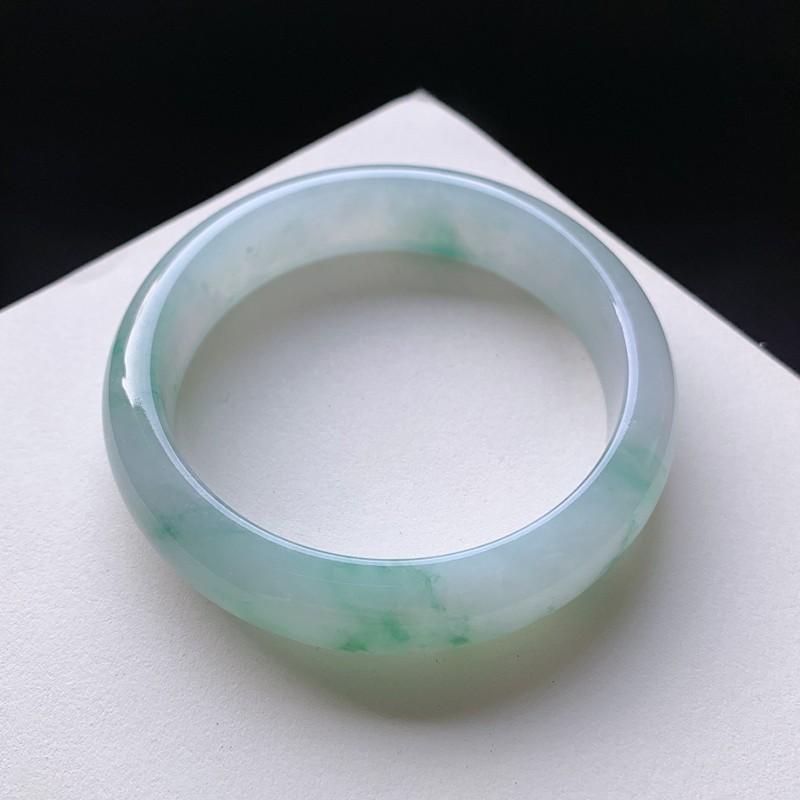 怎样分辨冰种翡翠手镯的好坏,怎样分辨冰种翡翠手镯-第1张图片-翡翠网 怎样分辨冰种翡翠手镯的好坏,怎样分辨冰种翡翠手镯-第1张图片-翡翠网