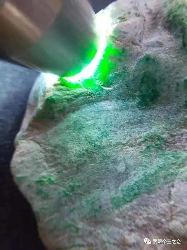 翡翠木那蟒带松花色料飘花手镯翡翠原石上的蟒带-第1张图片-翡翠网