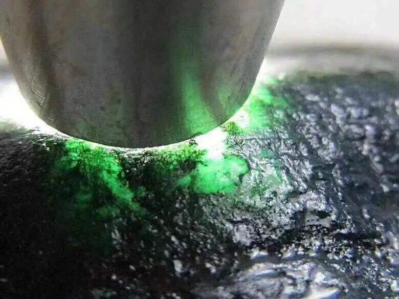 翡翠木那蟒带松花色料飘花手镯翡翠原石上的蟒带-第2张图片-翡翠网