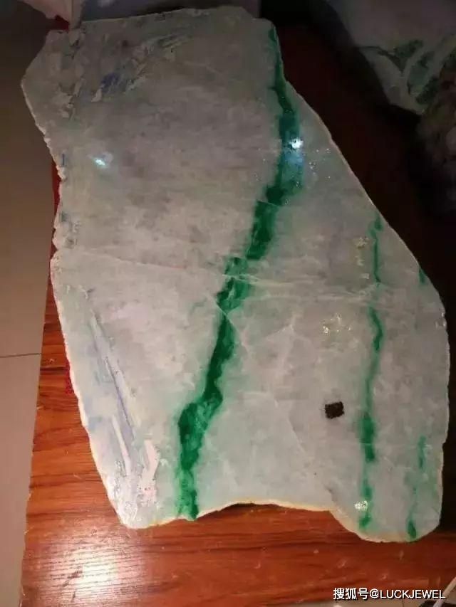 大的翡翠原石是真的吗,大的翡翠原石-第1张图片-翡翠网