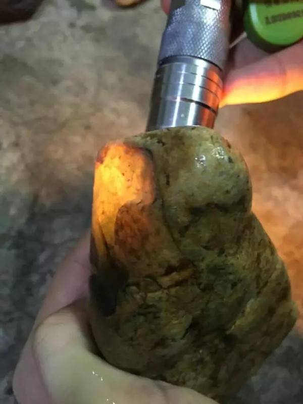 什么是翡翠的石纹,翡翠原石都是竖纹-第1张图片-翡翠网 什么是翡翠的石纹,翡翠原石都是竖纹-第1张图片-翡翠网