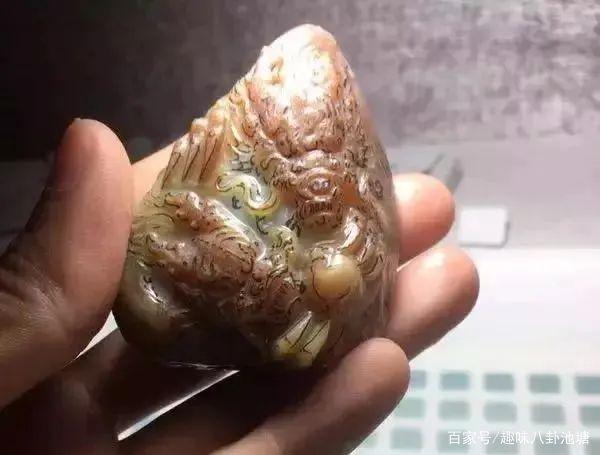 翡翠原石去皮视频手工,翡翠原石带皮雕刻视频-第2张图片-翡翠网 翡翠原石去皮视频手工,翡翠原石带皮雕刻视频-第2张图片-翡翠网