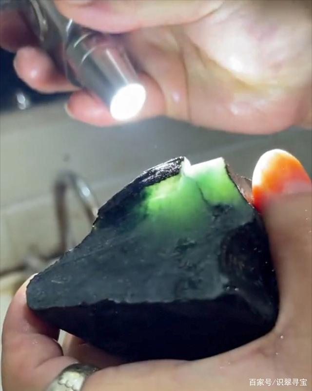 翡翠原石浸在水里好吗,翡翠原石长时间放在水里会怎样-第1张图片-翡翠网 翡翠原石浸在水里好吗,翡翠原石长时间放在水里会怎样-第1张图片-翡翠网